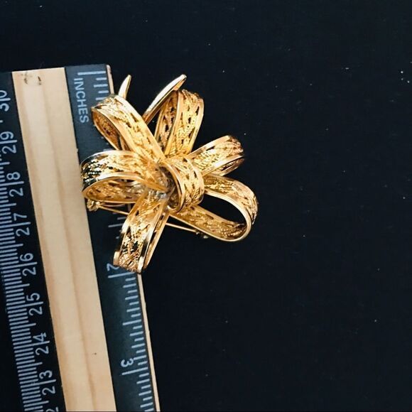 Vintage 3d Ribbon BowTextured Gold Tone Brooch 4303 - Picture 5 of 6